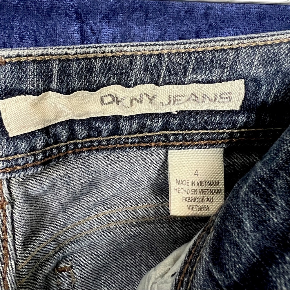 DKNY SOHO JEAN, distressed, cute pockets, size 4